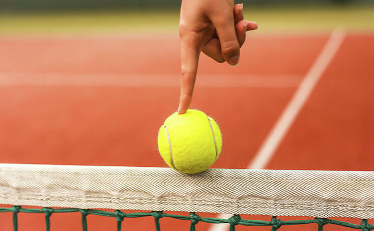 bola de tenis en equilibrio sobre la cinta