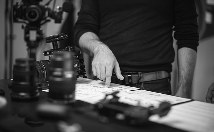 director de cine señalando un story board