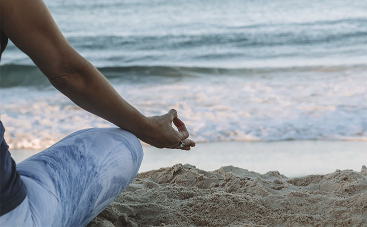 meditando en la playa