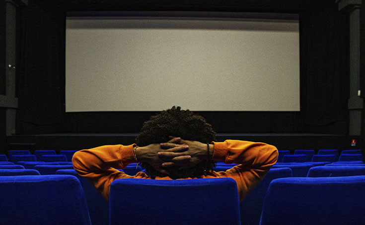 viendo una pantalla de cine